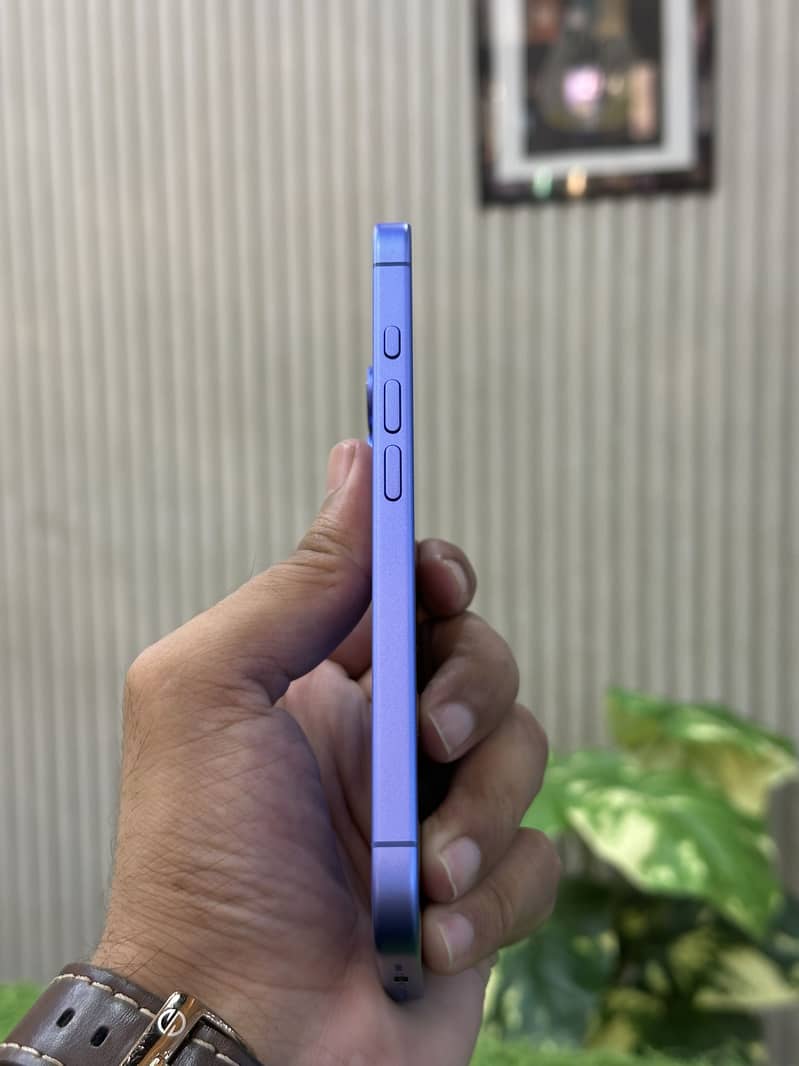 Apple iPhone 16 5