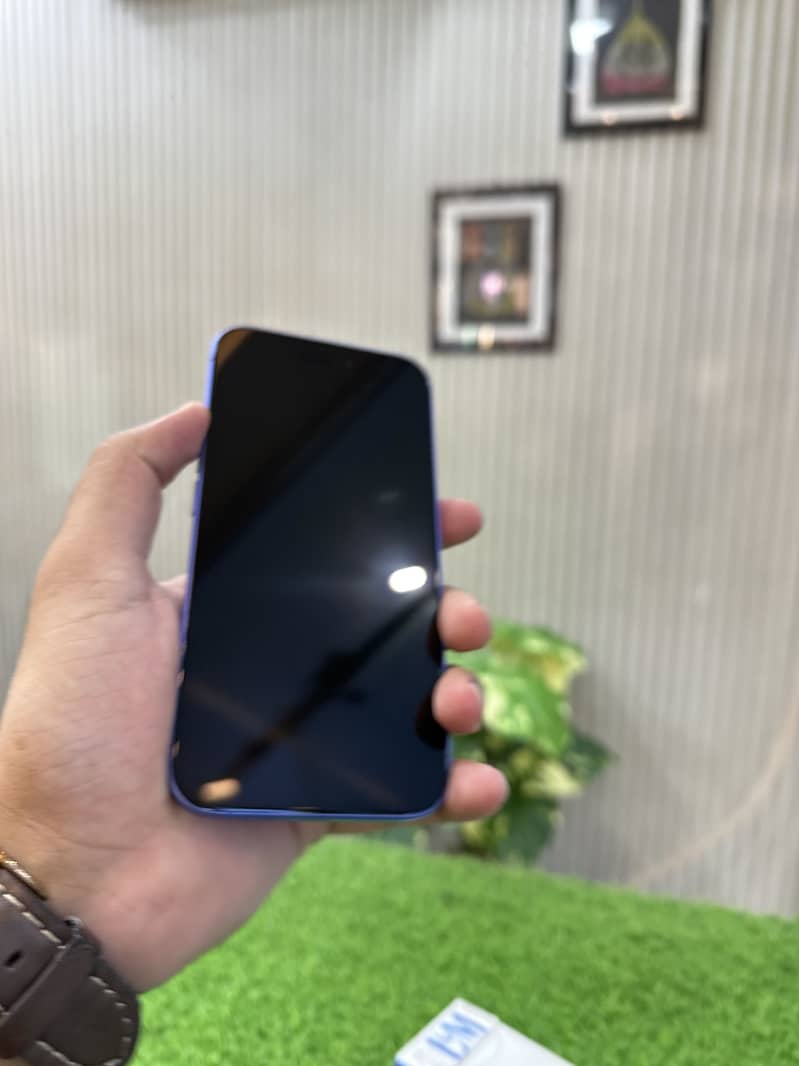 Apple iPhone 16 6
