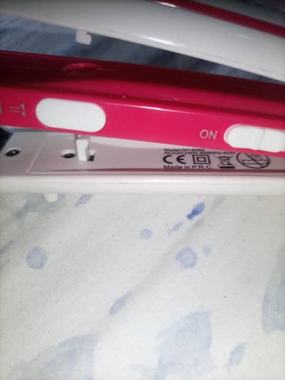 professional 3 in 1 hair styling tool: Straightener . crimper . curler
