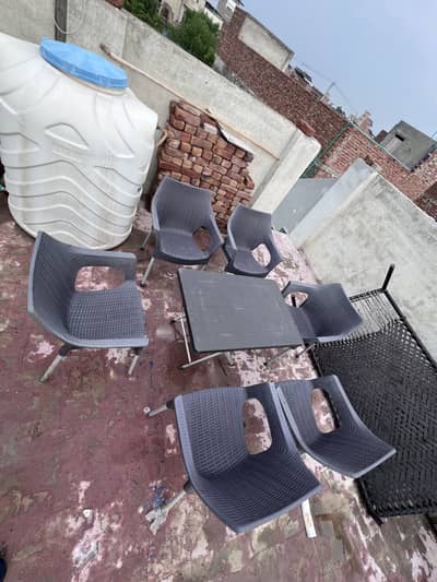 6 chairs and 1 table like new