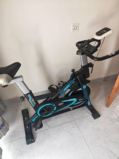 Indoor Spin Bike Exercise Cycle with Digital Display Adjustable Handle