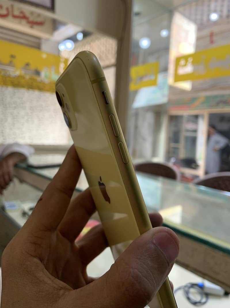 Apple iPhone 11 4
