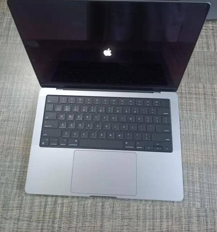 Apple MacBook Pro M2 1
