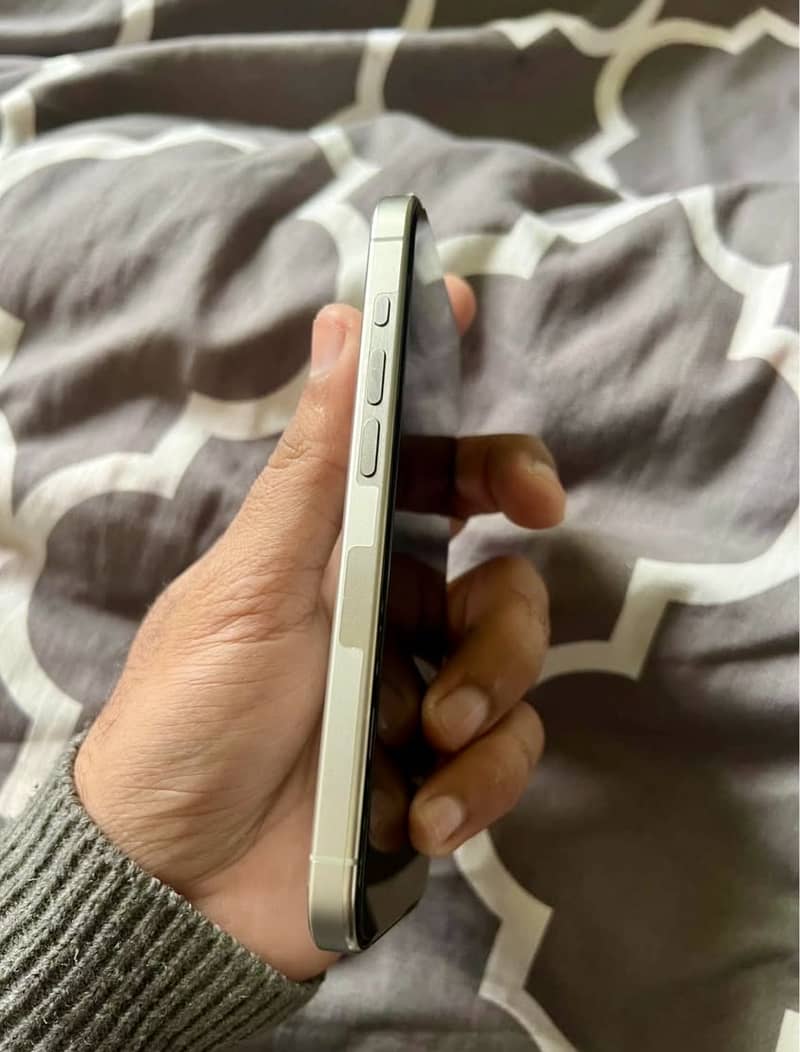 Apple iPhone 15 Pro 3