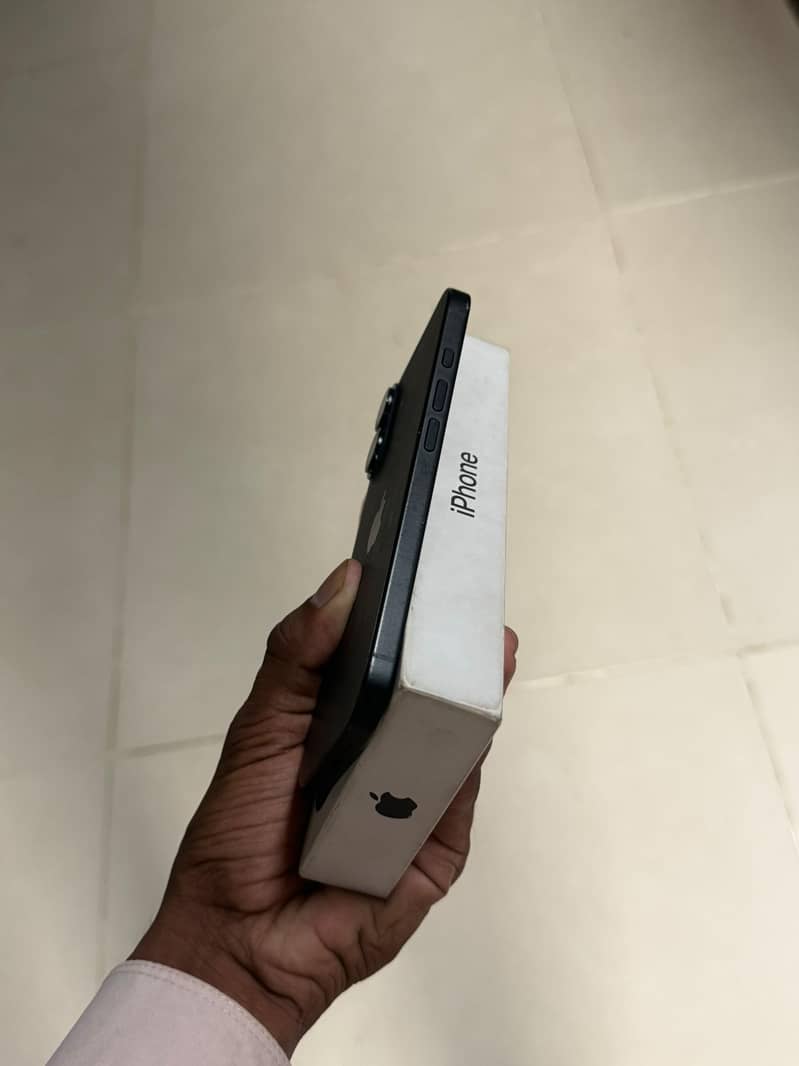 Apple iPhone 16 simple 2