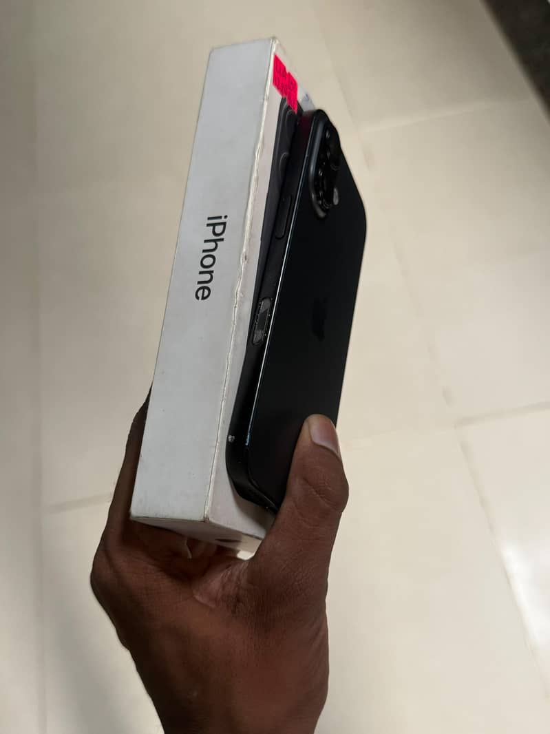 Apple iPhone 16 simple 3