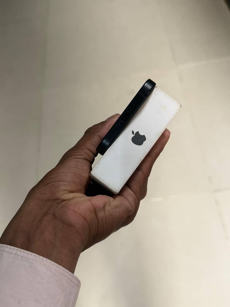 Apple iPhone 16 simple 4