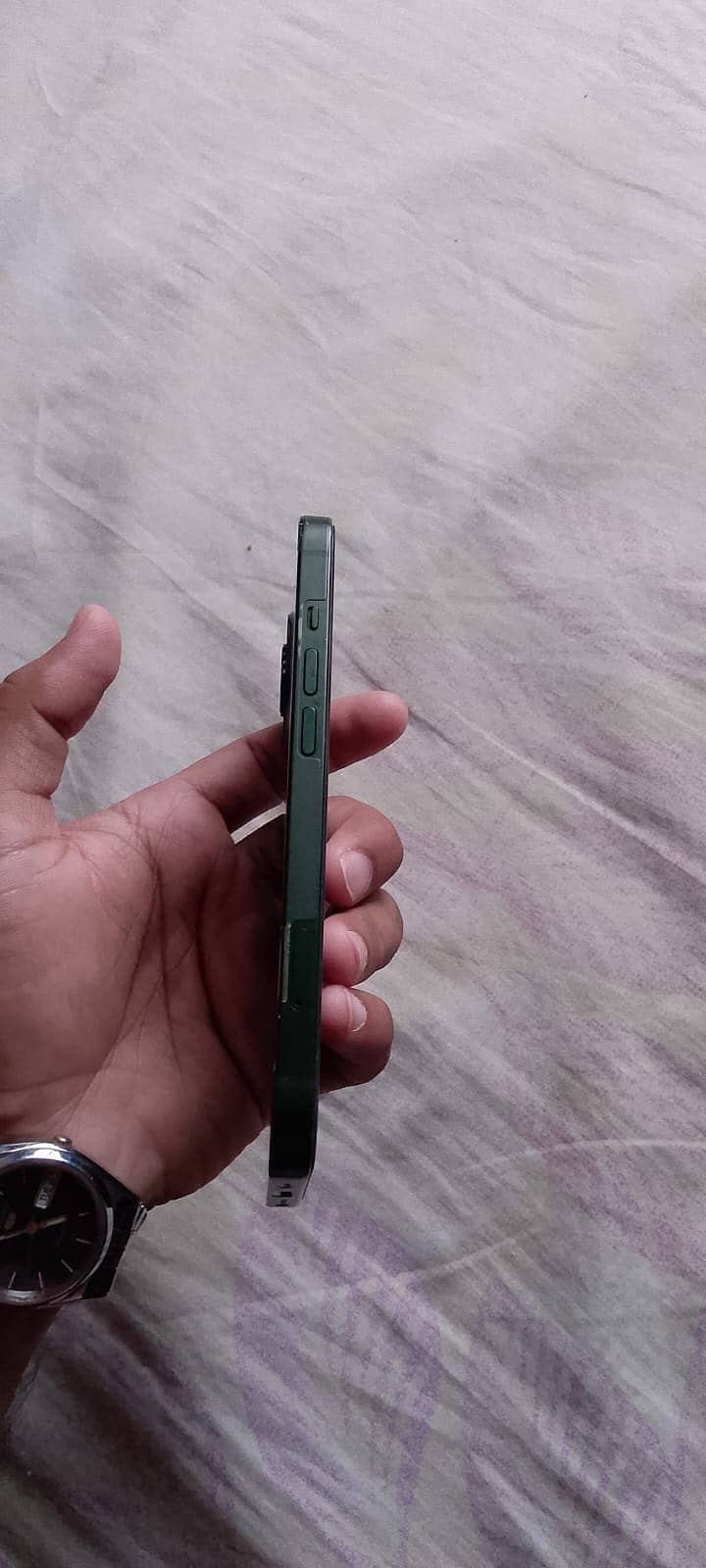 Apple iPhone 13 4