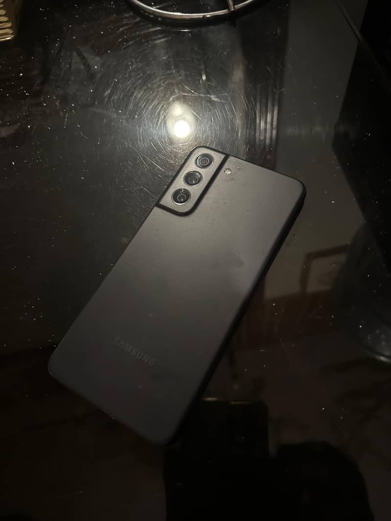 Samsung Mobile S21 FE 3