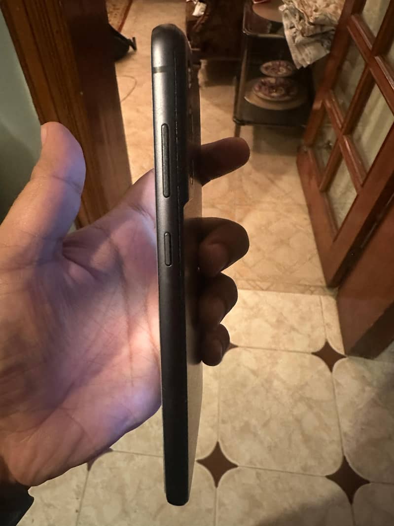 Samsung Mobile S21 FE 4