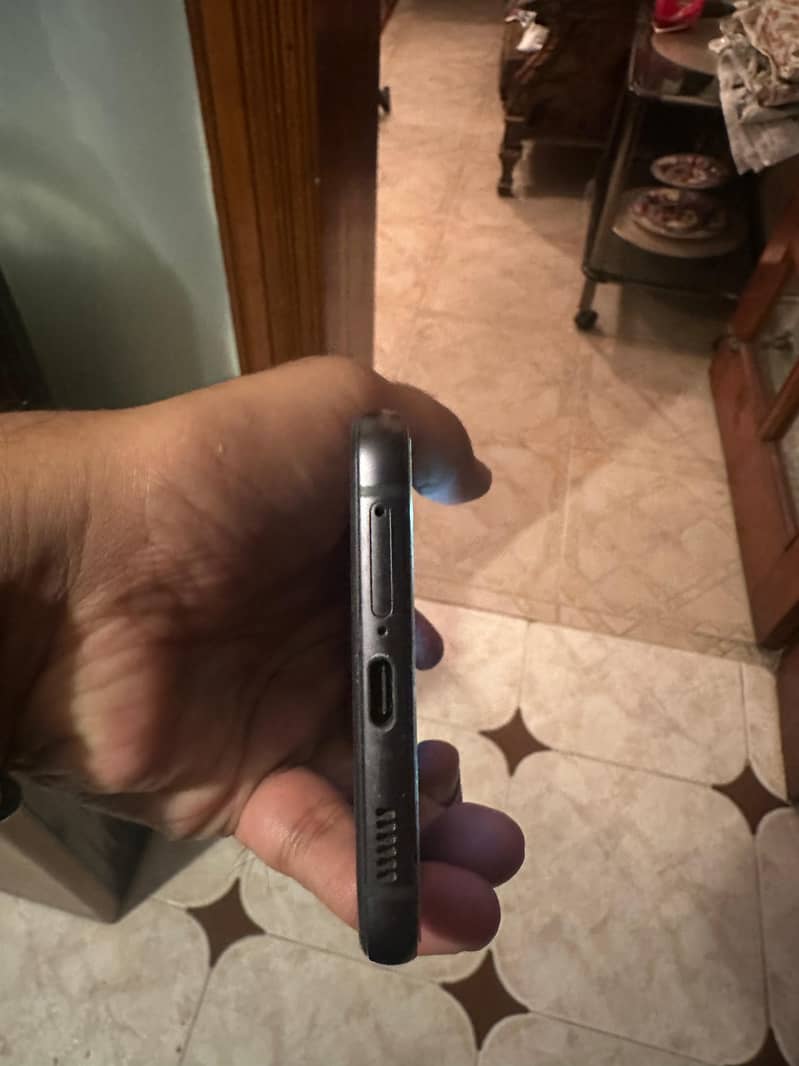 Samsung Mobile S21 FE 7