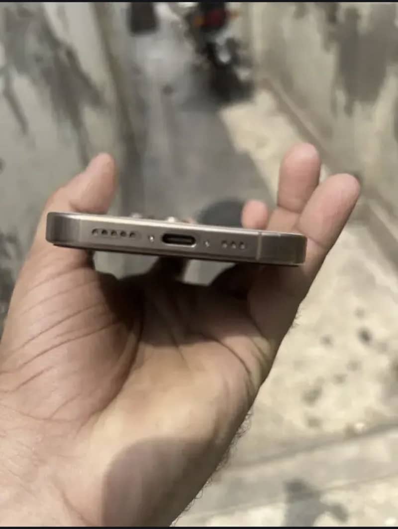 Apple iPhone 16 Pro 1