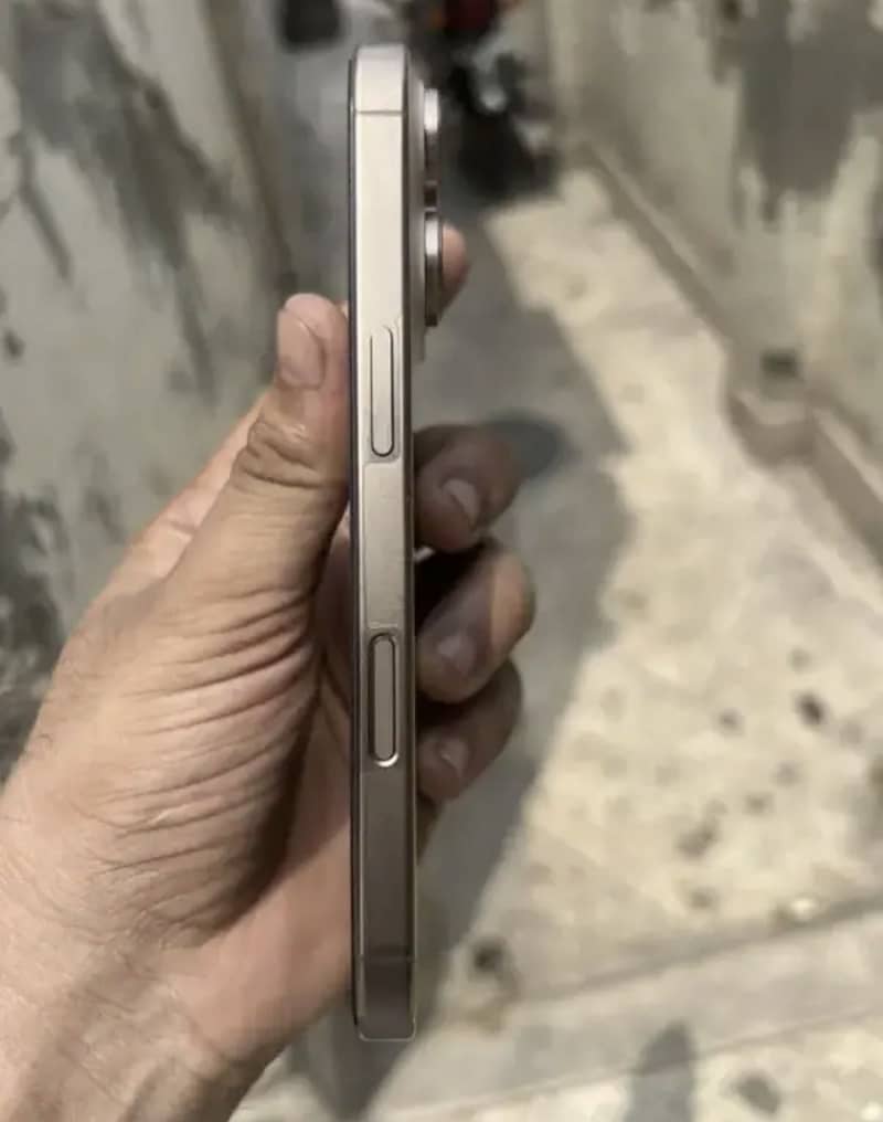 Apple iPhone 16 Pro 2