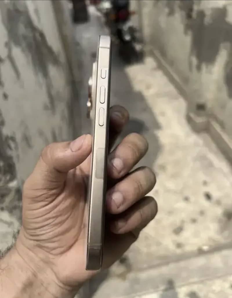 Apple iPhone 16 Pro 4