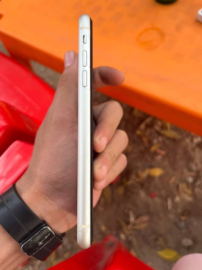 Apple iPhone 11 3