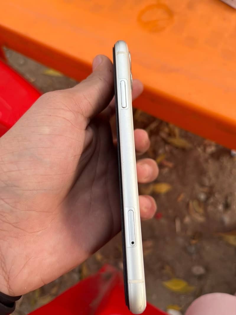 Apple iPhone 11 4