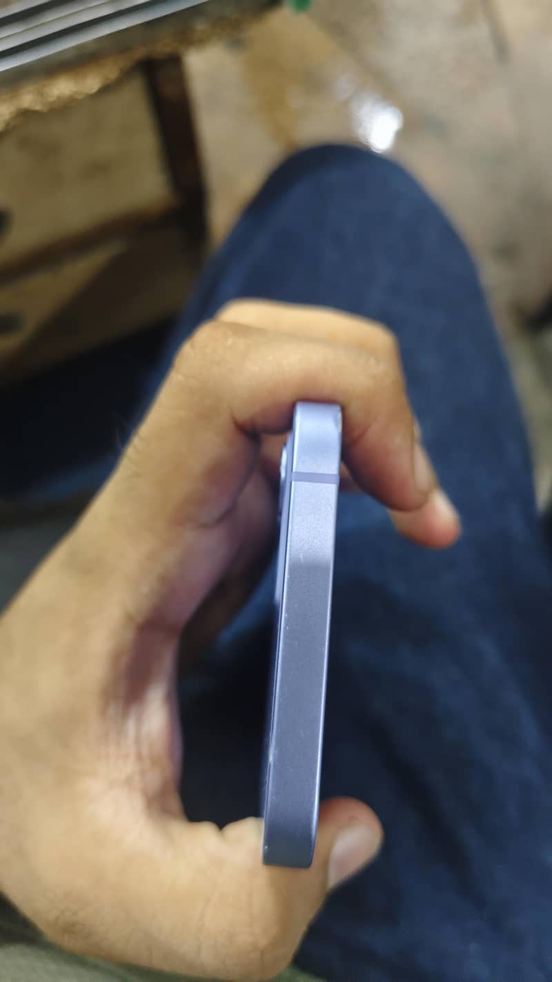 Apple iPhone 12 4