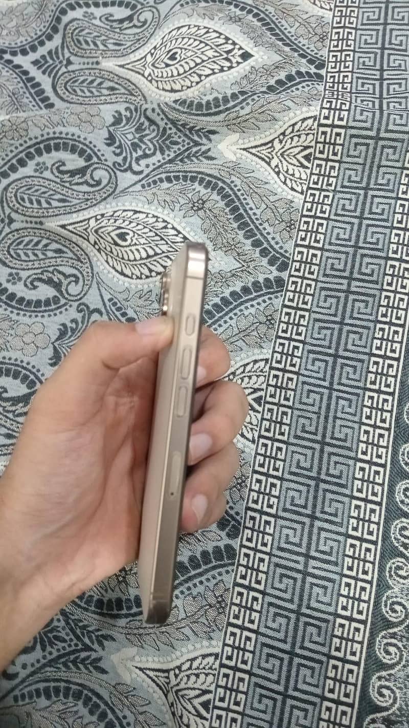 Apple iPhone 16 Pro 1