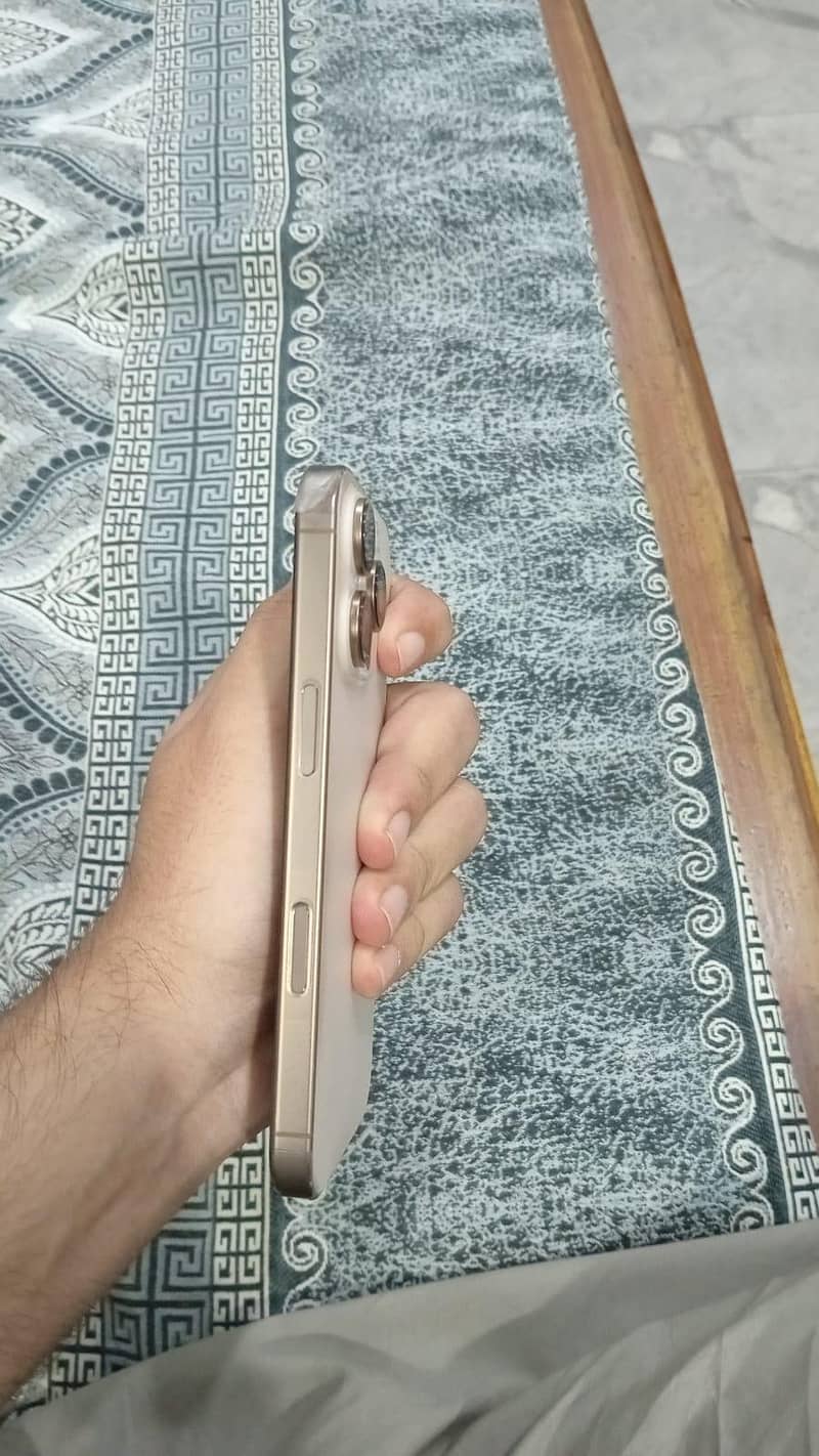 Apple iPhone 16 Pro 2