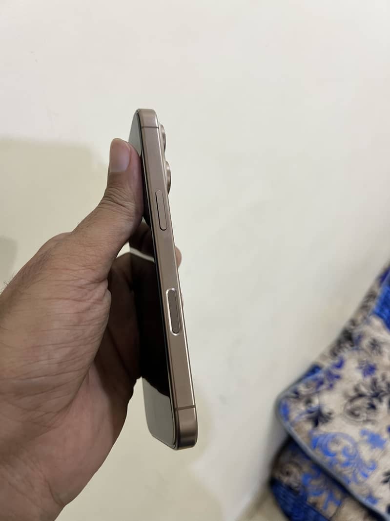 Apple iPhone 16 Pro 2