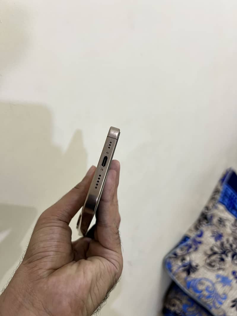 Apple iPhone 16 Pro 3