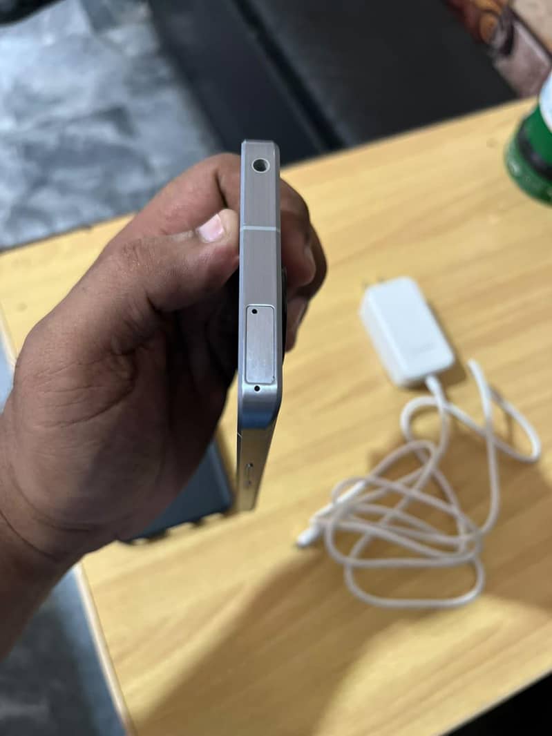 Sharp Aquos Sense7 0