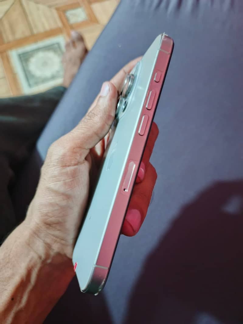 Apple iPhone 15 Pro 4