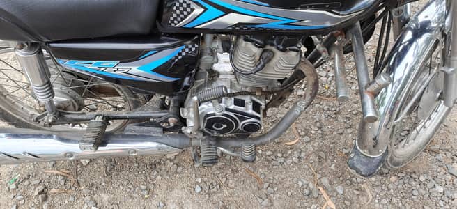 Honda 125 black colour conditon 10/9 orgnal tanki tapay pas hain