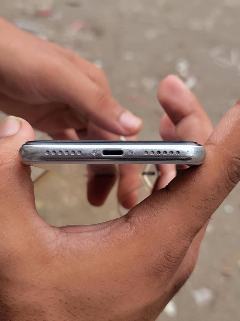 Apple iPhone X 4
