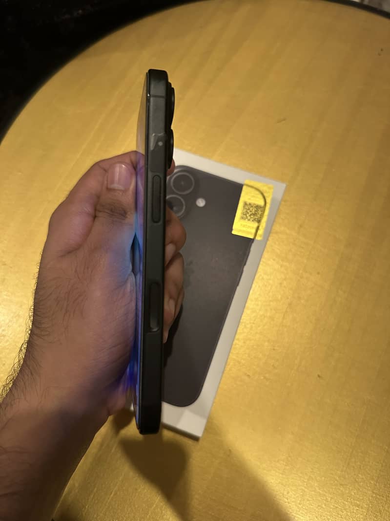 Apple iPhone 16 3