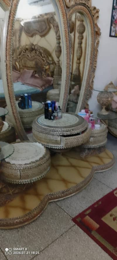 dressing table 10/8 condition