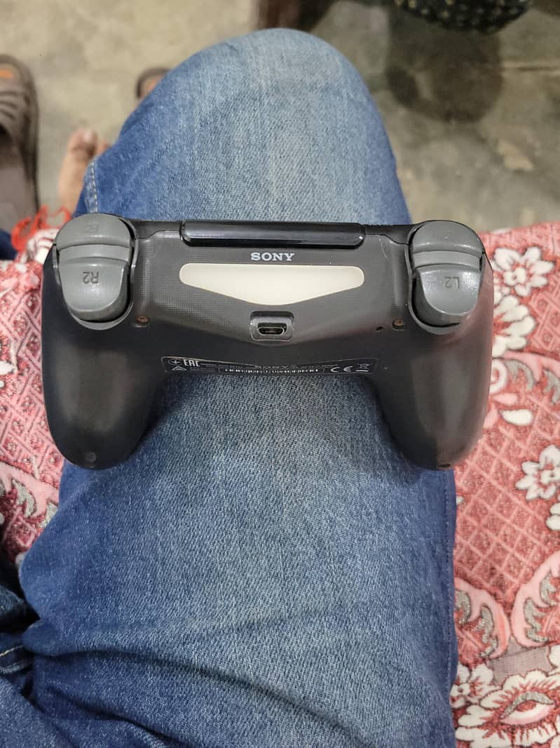 PS4 pro genuine controller 1