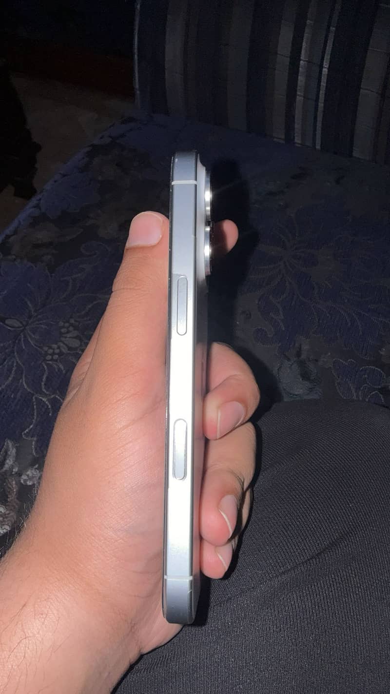 Apple iPhone 16 Pro 1
