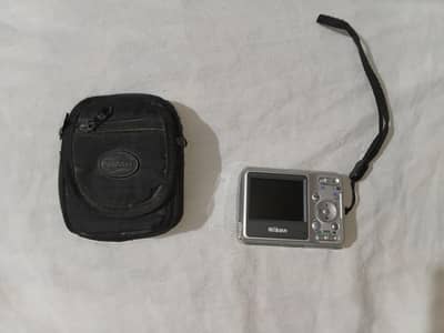 Original Nikon Coolpix L4 CCD Digicam (Y2K Vintage Aesthetic)