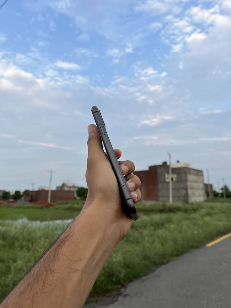 Apple iPhone 11 3