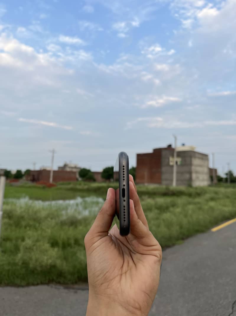 Apple iPhone 11 4