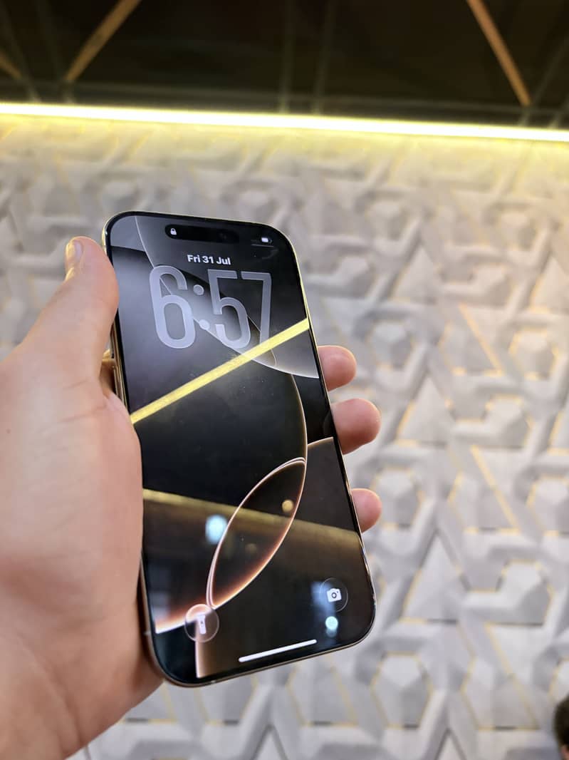 Apple iPhone 16 Pro 0
