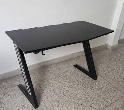 Gaming/office table Z shape Table Full size