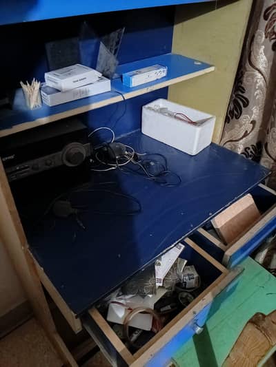 reading table