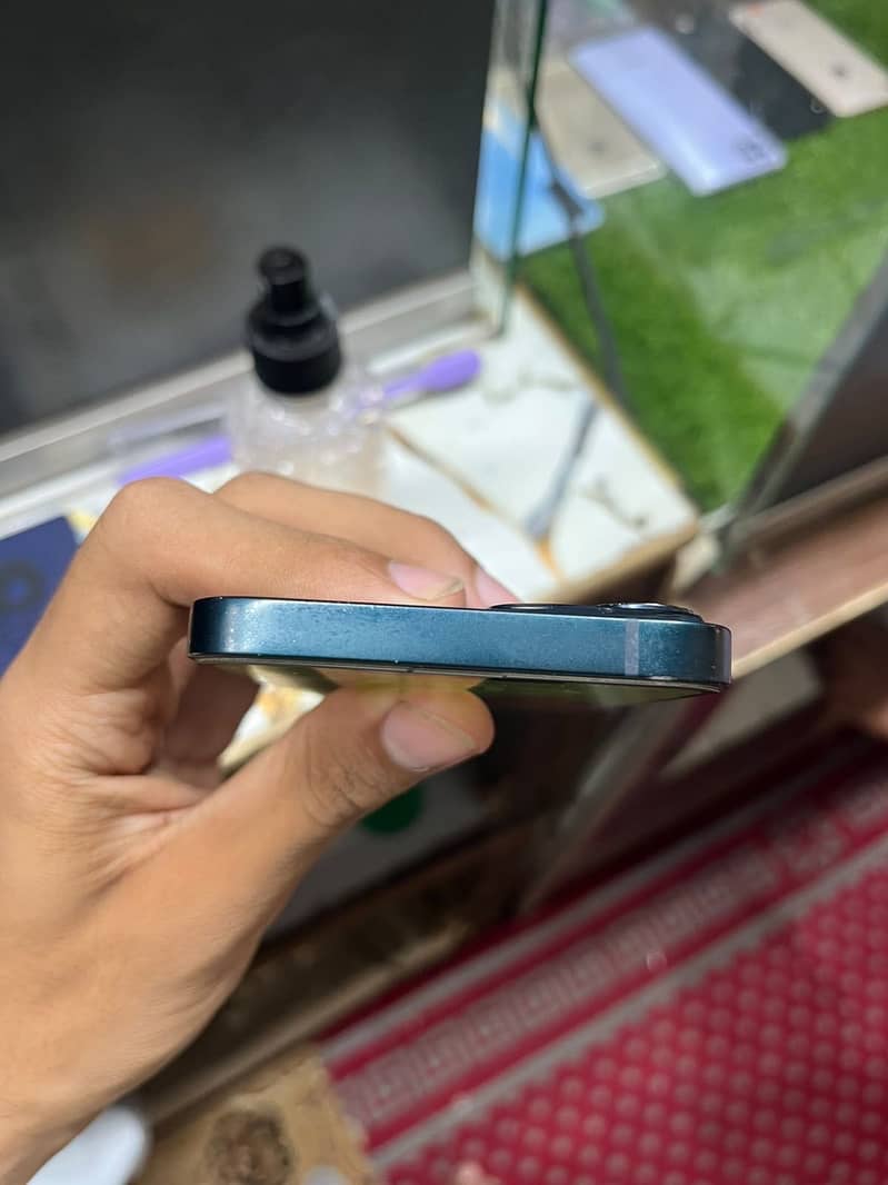 Apple iPhone 13 0