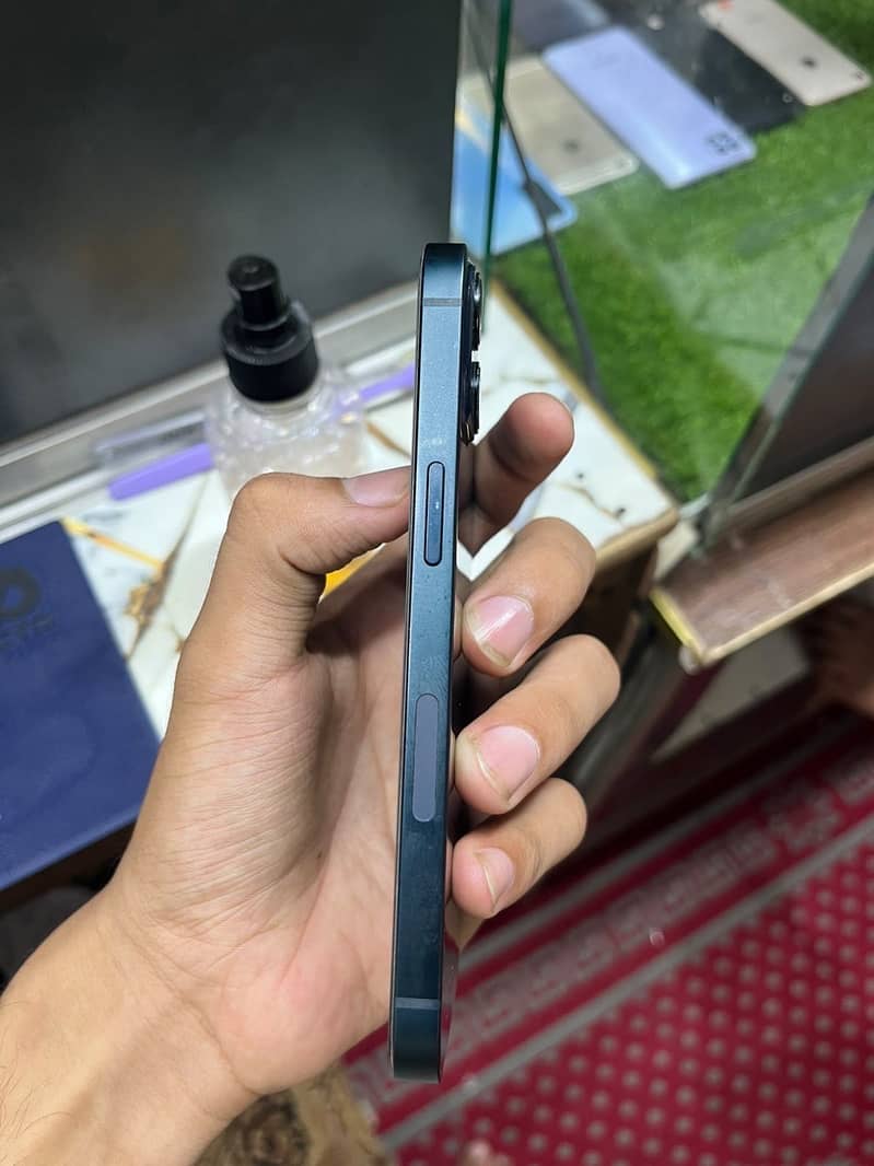 Apple iPhone 13 5