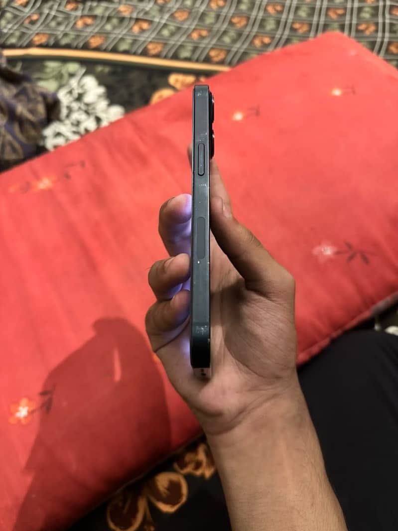 Apple iPhone 13 5