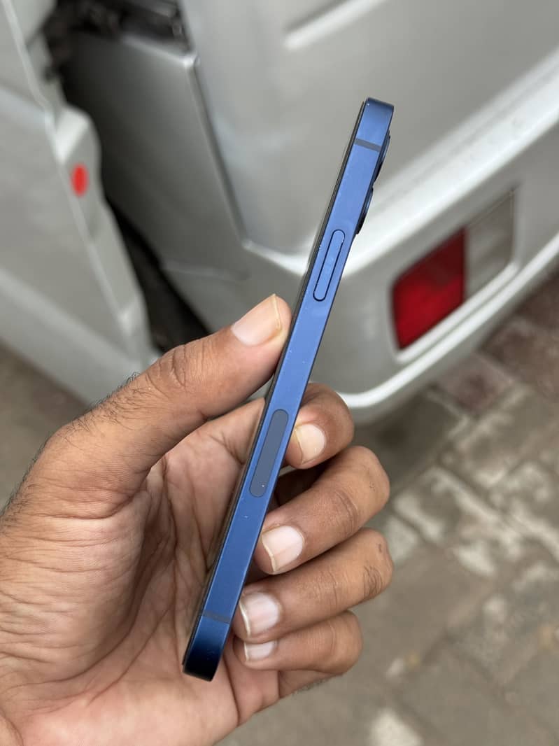 Apple iPhone 12 4
