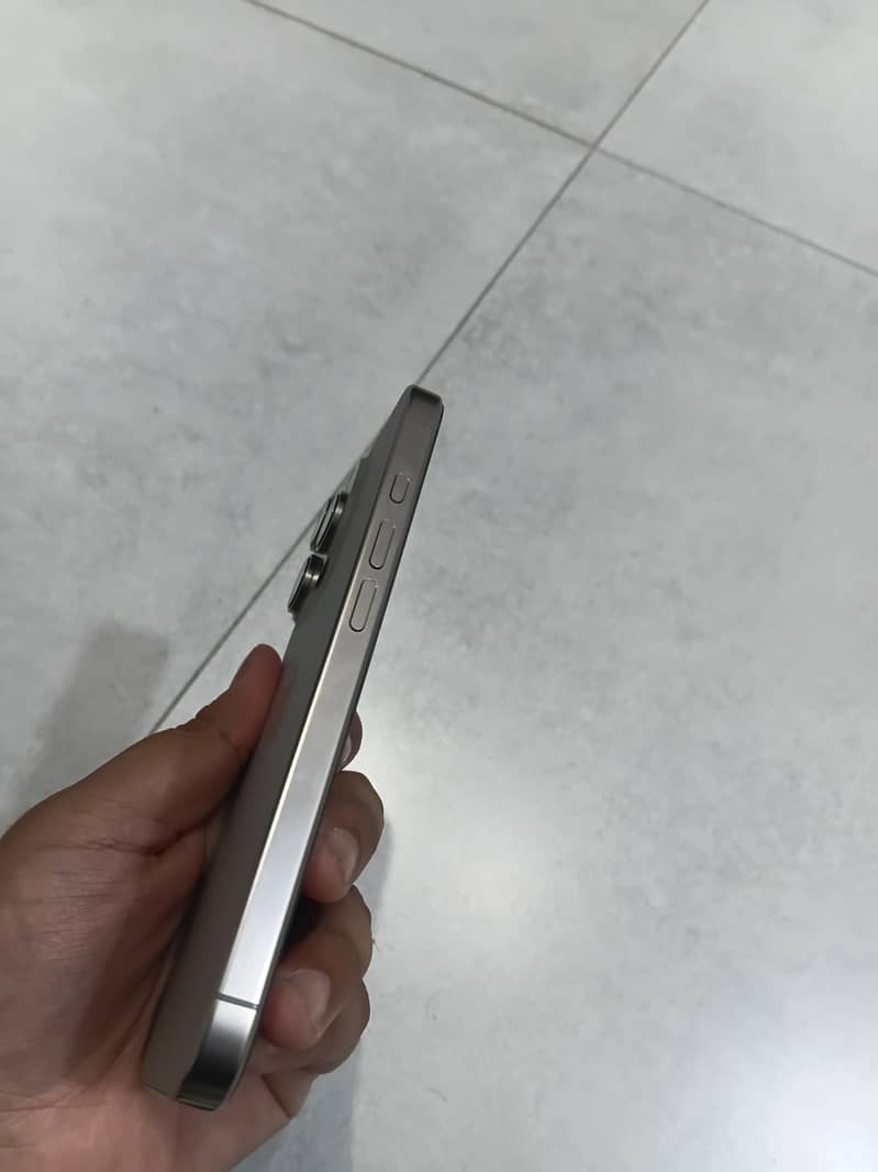 Apple iPhone 16 Pro 2
