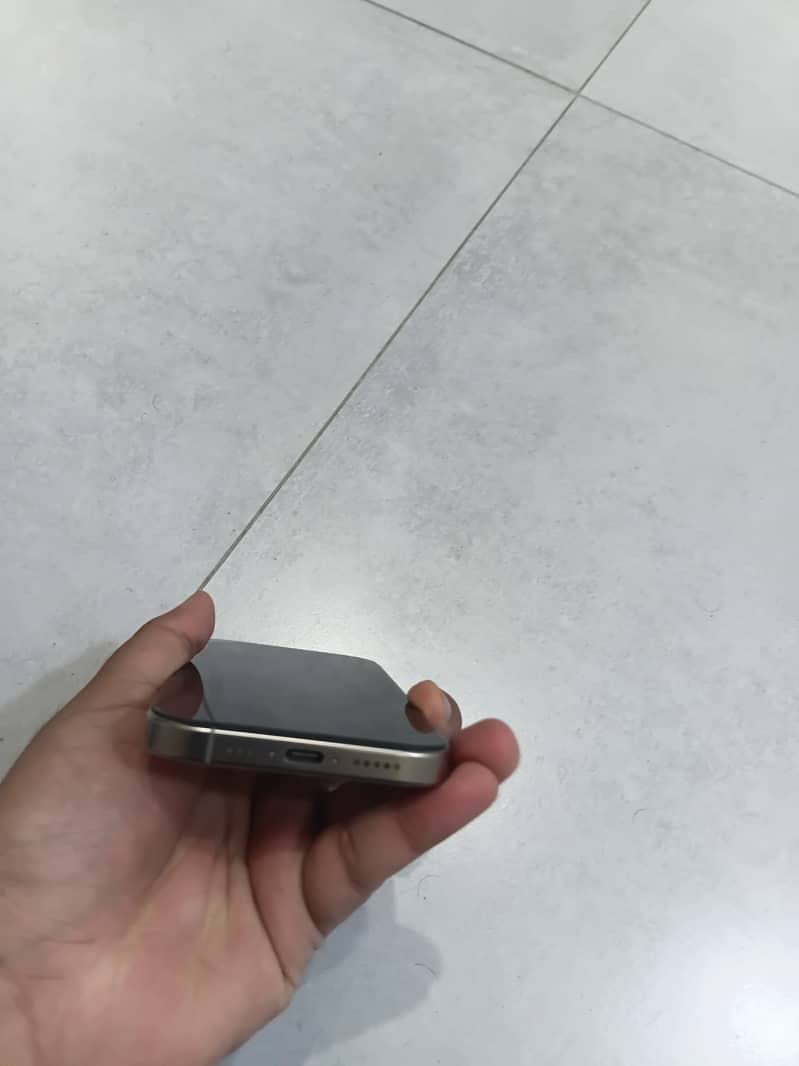 Apple iPhone 16 Pro 3