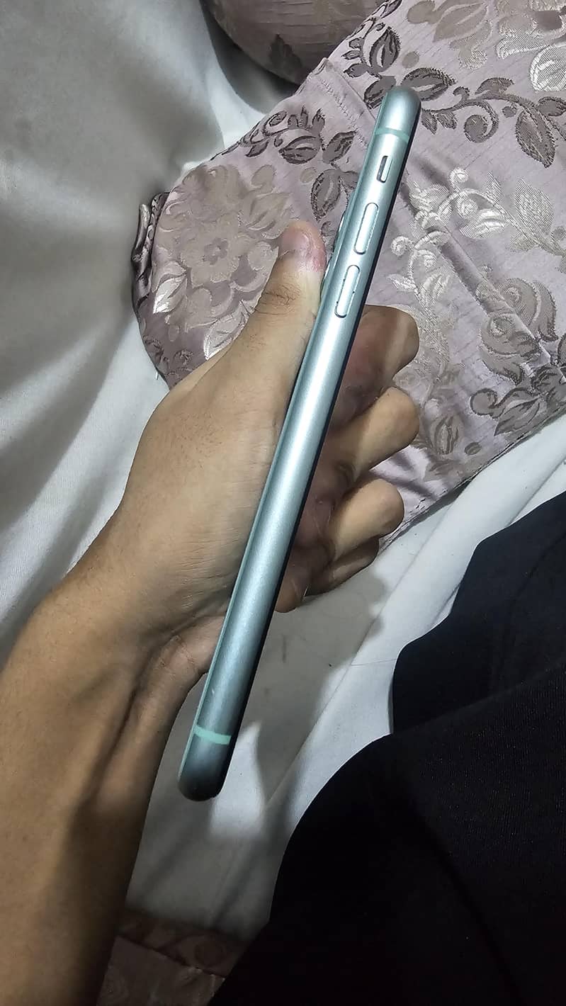 Apple iPhone 11 4