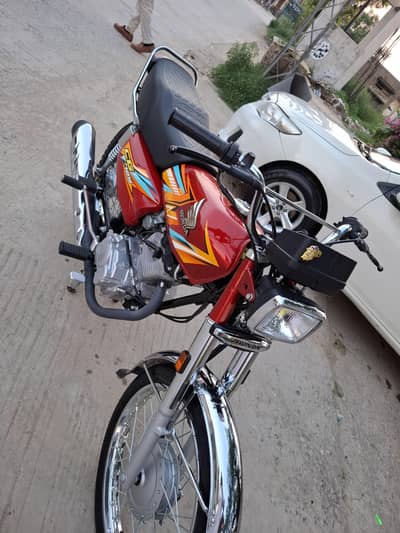 Honda CG125 brand new only 2900 km driven
