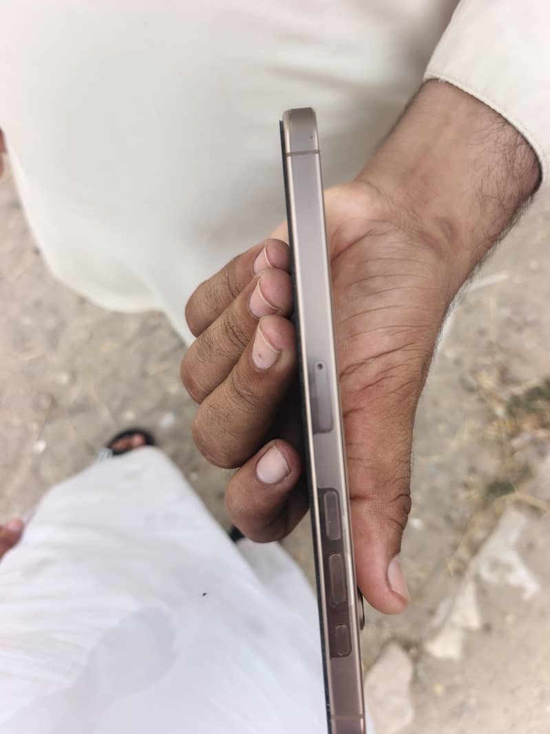 Apple iPhone 16 Pro Max 1