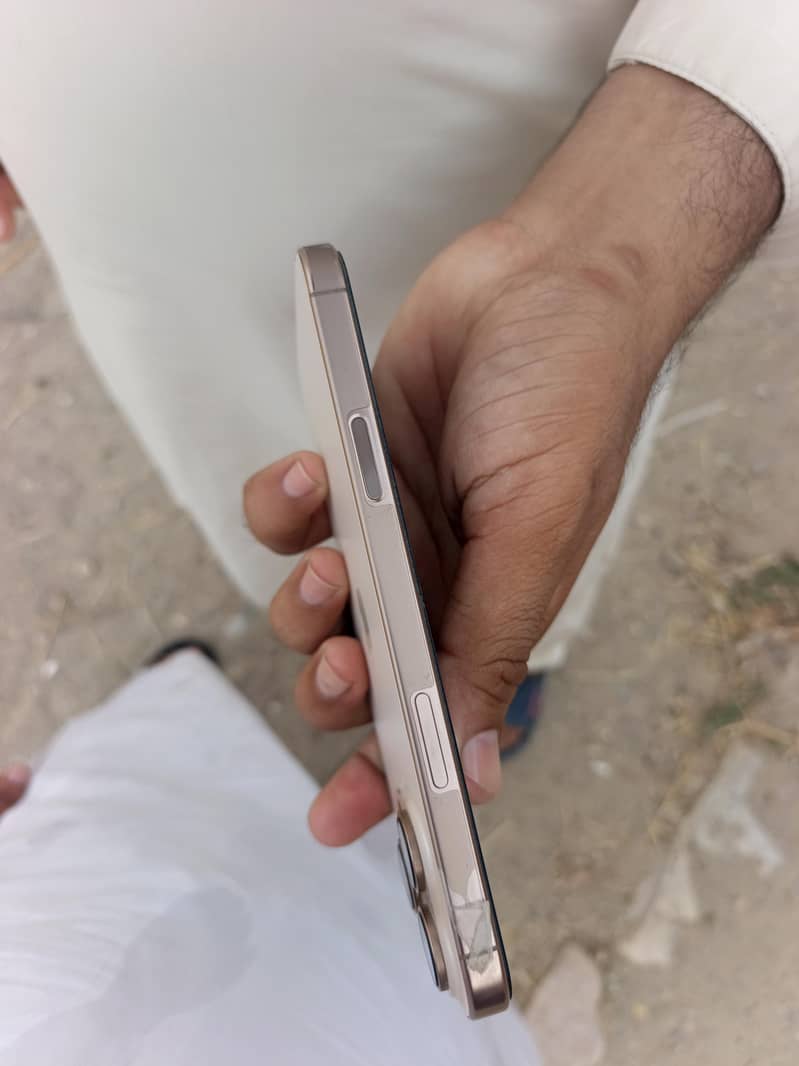 Apple iPhone 16 Pro Max 2