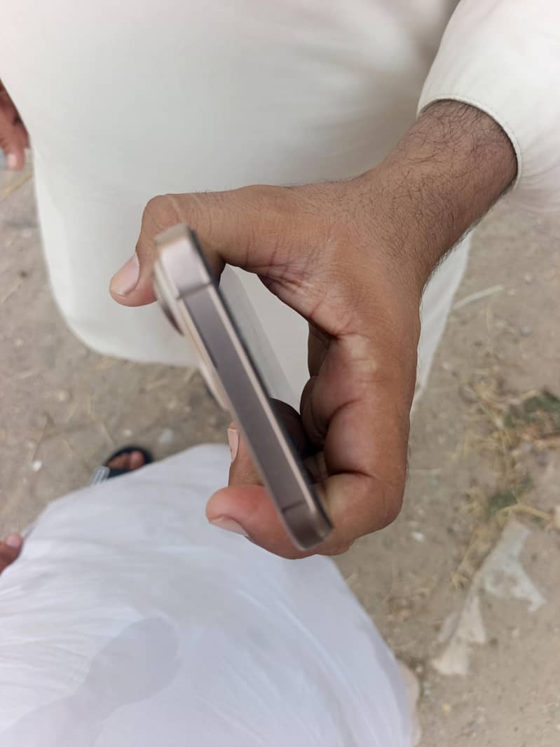 Apple iPhone 16 Pro Max 3